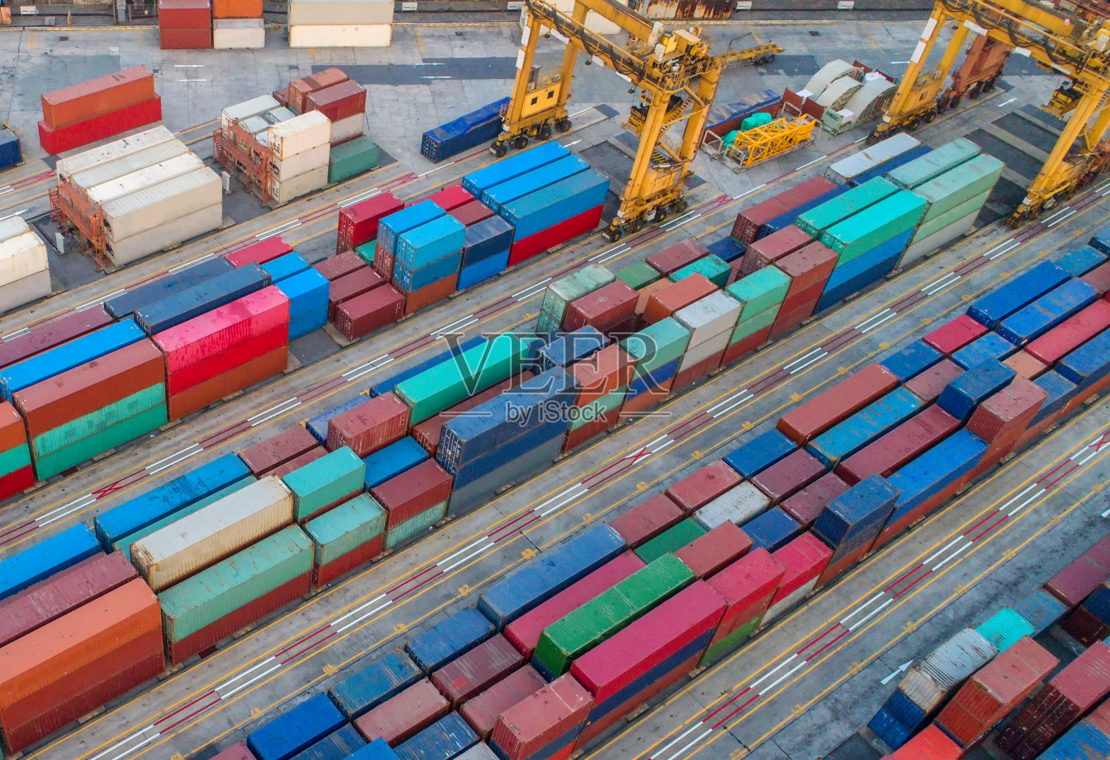 集装箱船在进出口和商业物流。通过起重机,贸易港,航运,货物到港,鸟瞰图,俯视图照片摄影